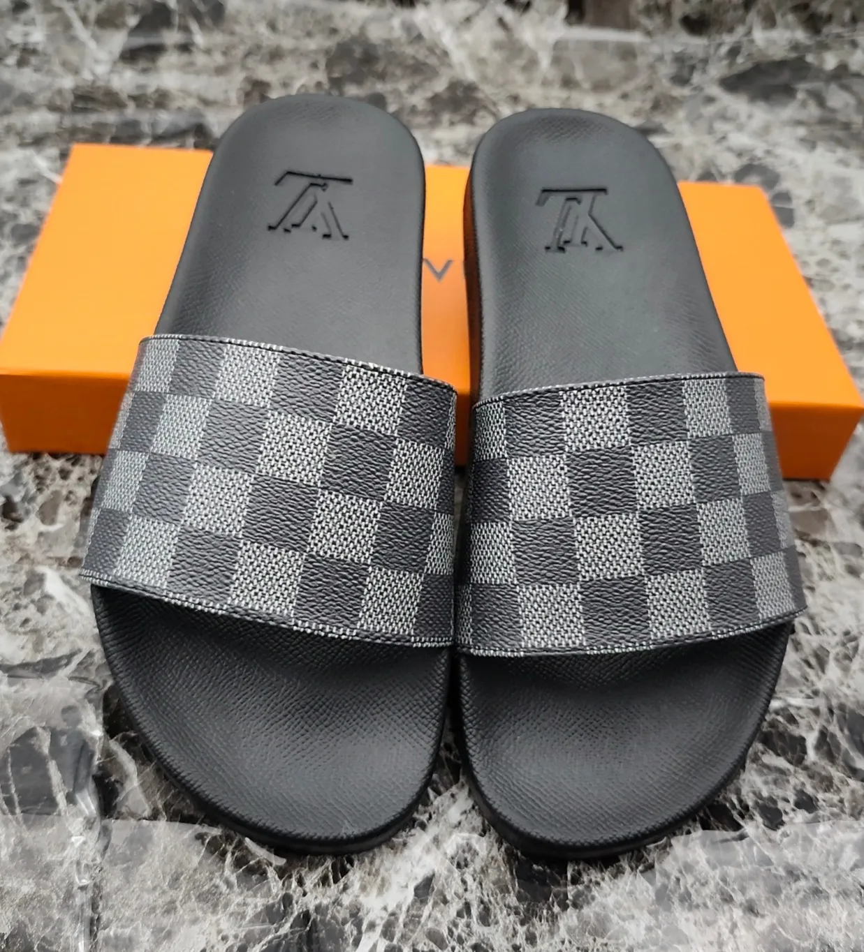👟👟Ex-factory price 260👟👟 (available all year round), same style for men and women, size 35--48. Couple style🎗Louis Vuitton "LV" slippers, a much-anticipated one, so beautiful that it will melt your hearts❤! It is simply a masterpiece of extraordinary craftsmanship. It is a must-have for everyone. It is made by open mold. It feels Q-bounce and super soft on the feet. It is super delicate on the feet. It is an exclusive model. There are many layouts, so there is always one you like🎉🎉